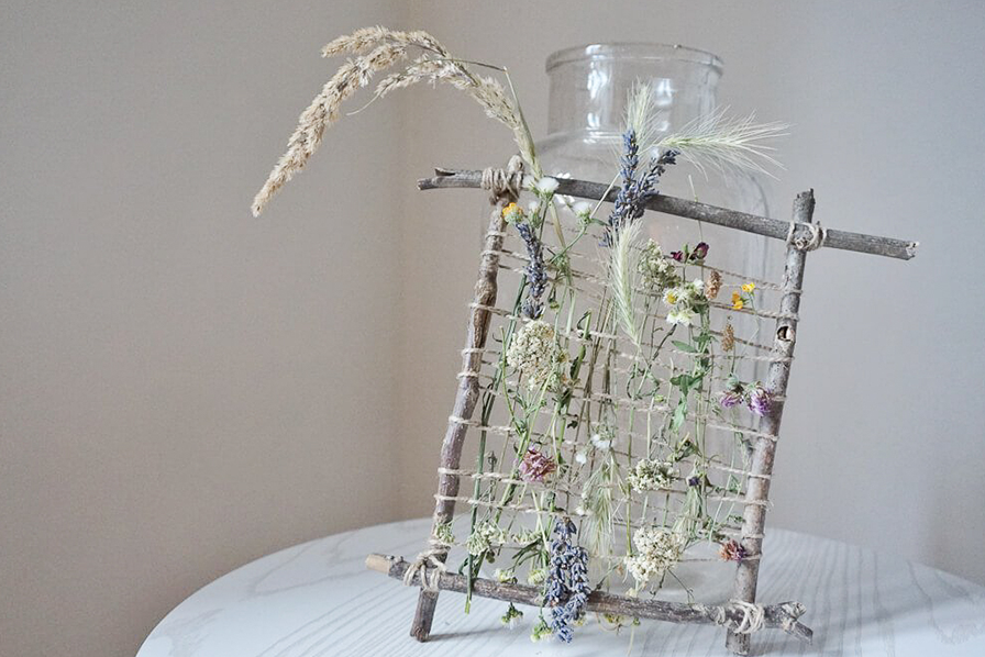 Blumen in einen Ramen einbinden
