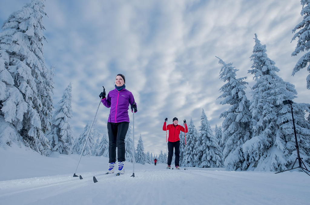 Menschen fahren Ski