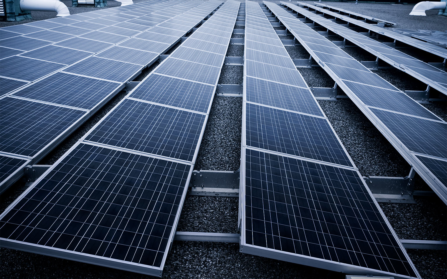 Bild einer Photovoltaik Anlage auf einem Flachdach.
