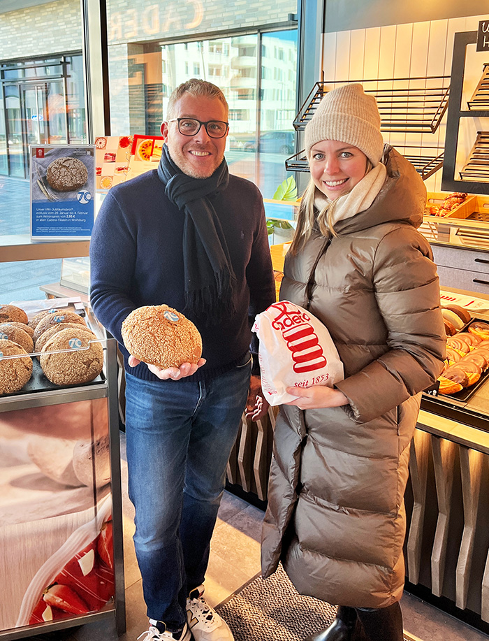 Ein paar mit einem Jubiläumsbrot