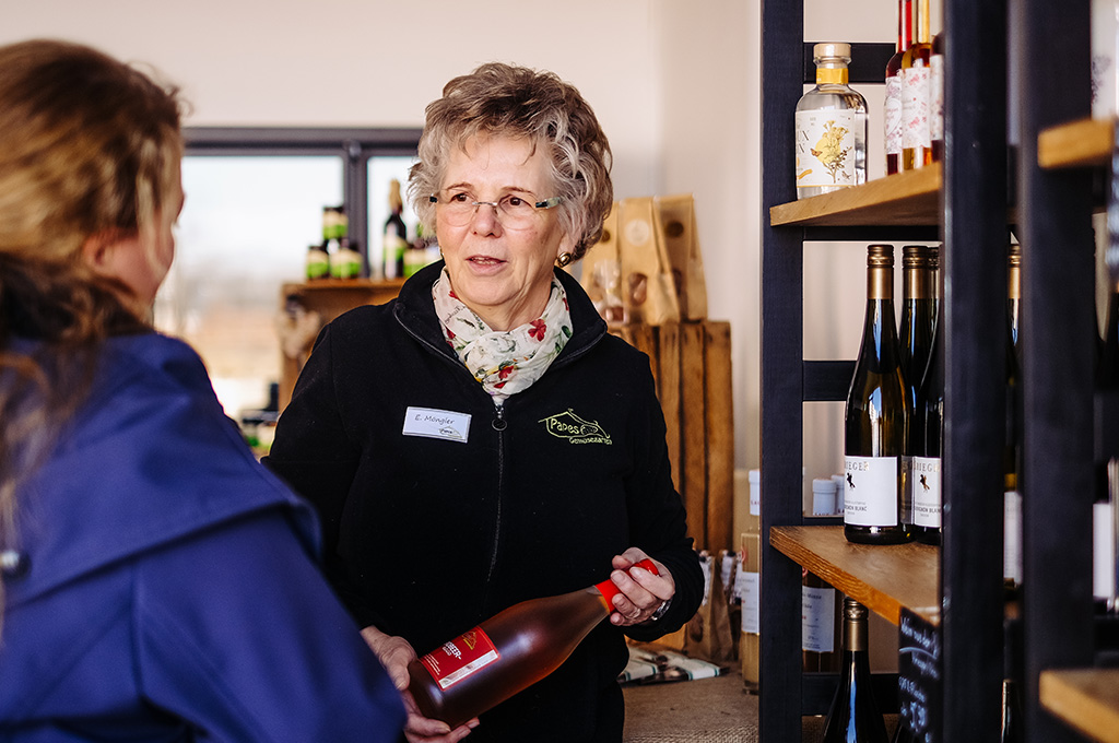 Mitarbeiterin Frau Möngler im Gespräch