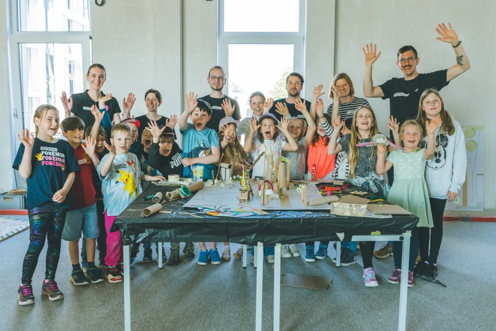 Kinder beim Workshop Kletterspielplatz