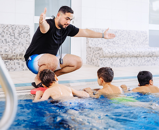 Fahed Shikh Alshabab mit Schwimmschuelern
