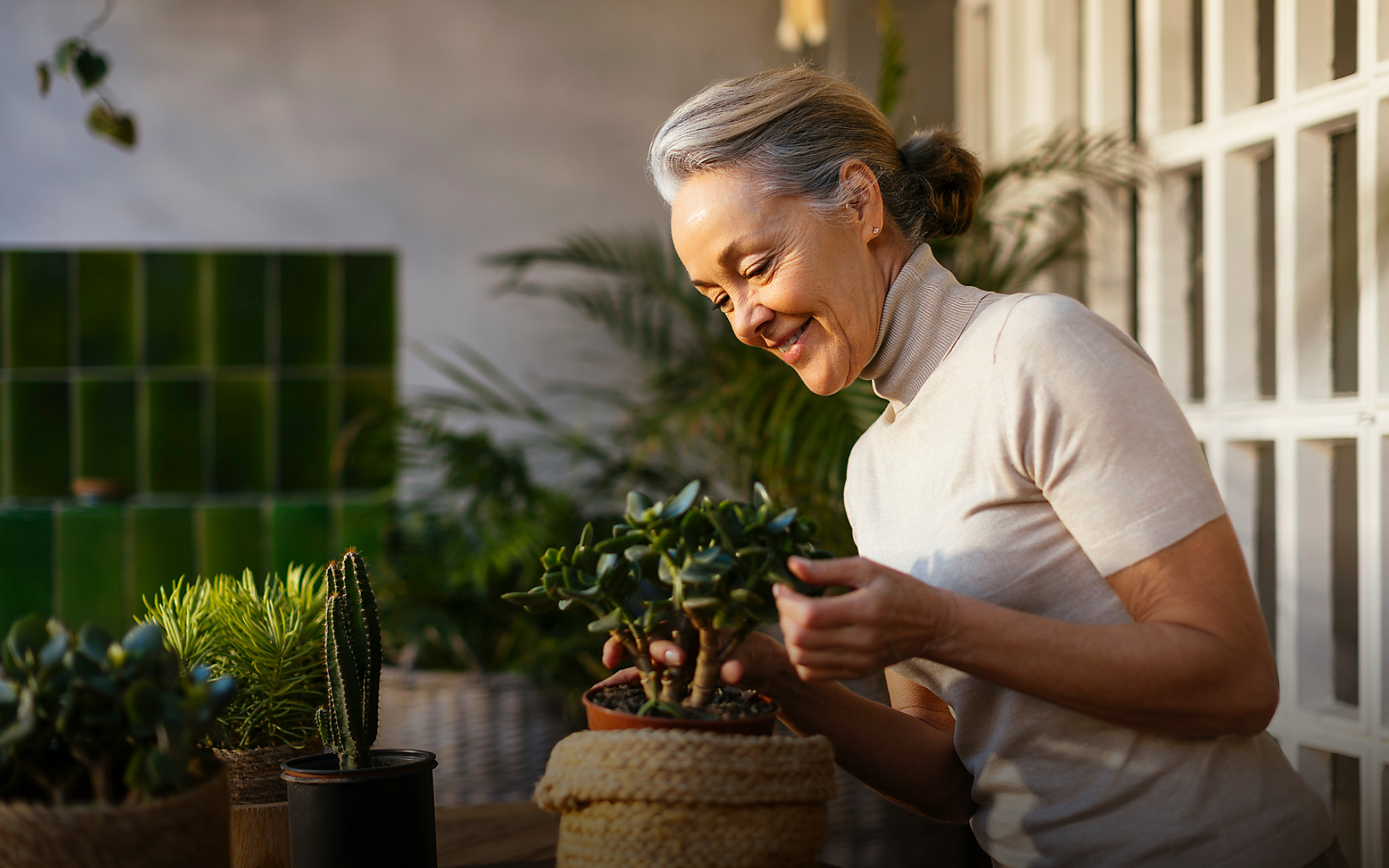 Frau auf Balkon
