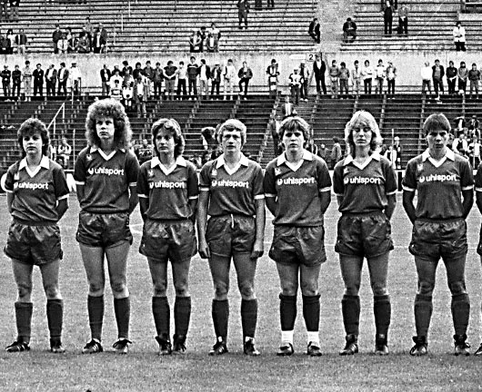 Historisches Foto der Fußballerinnen in Wolfsburg