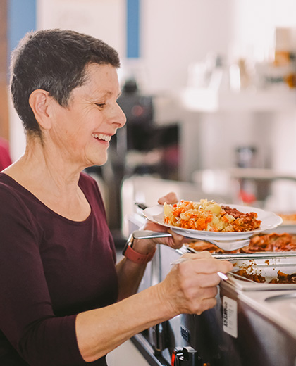 Brigitte Fahse beim offenen Mittagessen auf der Plantage Hattorf