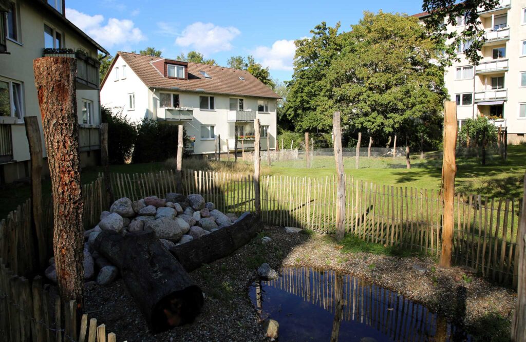 Renaturierte Fläche vor Mehrfamilienhaus