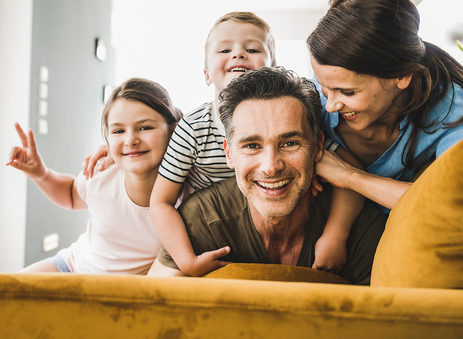 Familie auf Sofa