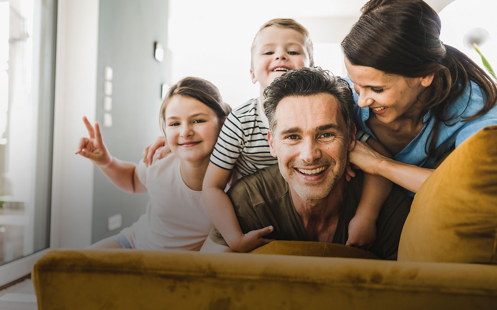 Eine fröhliche Familie auf dem Sofa