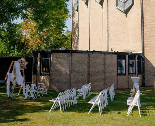 Die Eventkirche mit Außenbestuhlung