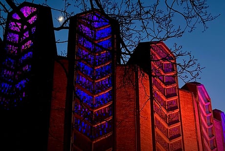 Die Eventkirche bei Nacht
