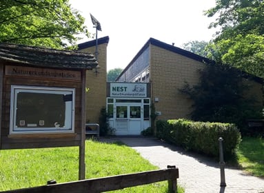 Blick auf die Außenfassade des Nests