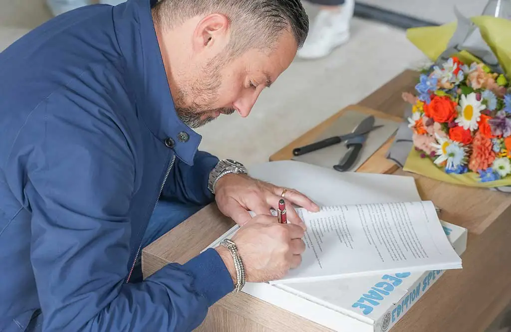 Daniele Ceccarelli unterzeichnet den Mietvertrag