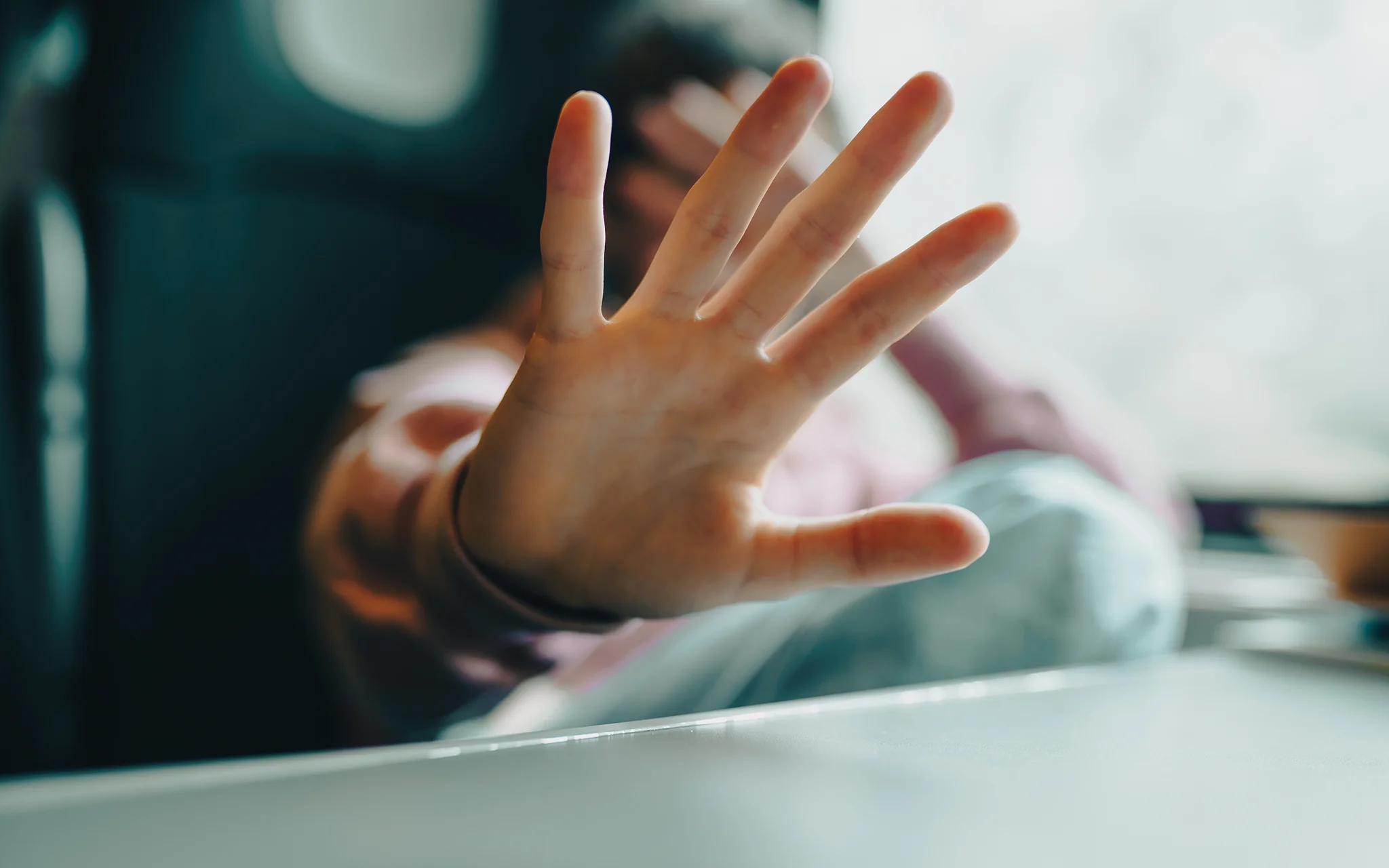 Abwehrende Hand in Richtung des Betrachters