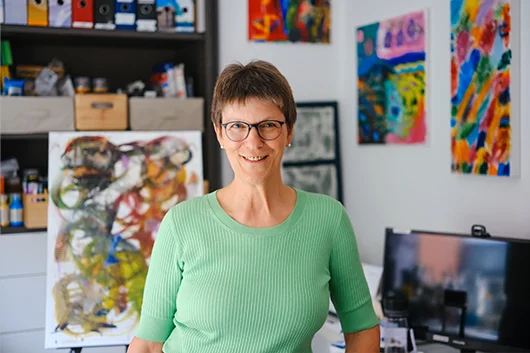 Susanne Viehmeier mit selbst gemalten Bildern - Foto Janina Snatzke