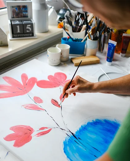 Susanne Viehmeier malt auf eine Leinwand - Foto Janina Snatzke