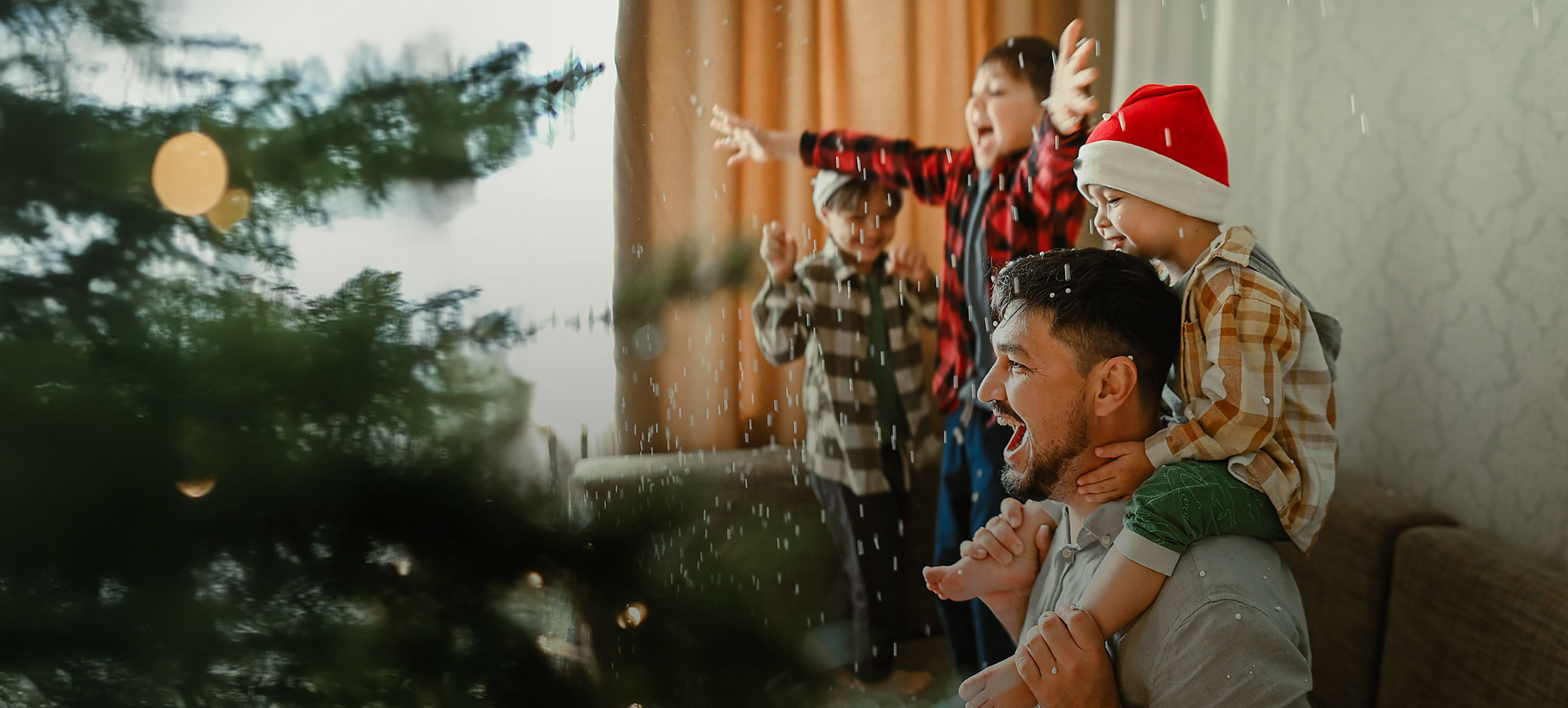 Fröhlicher Vater und Söhne haben Spaß auf dem Sofa zu Hause