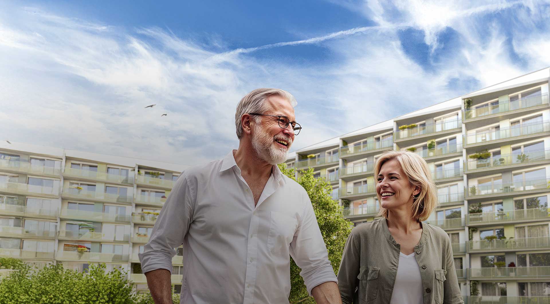 Ein älteres Paar spaziert und hinter ihnen erstrahlt sich der Mozartbogen