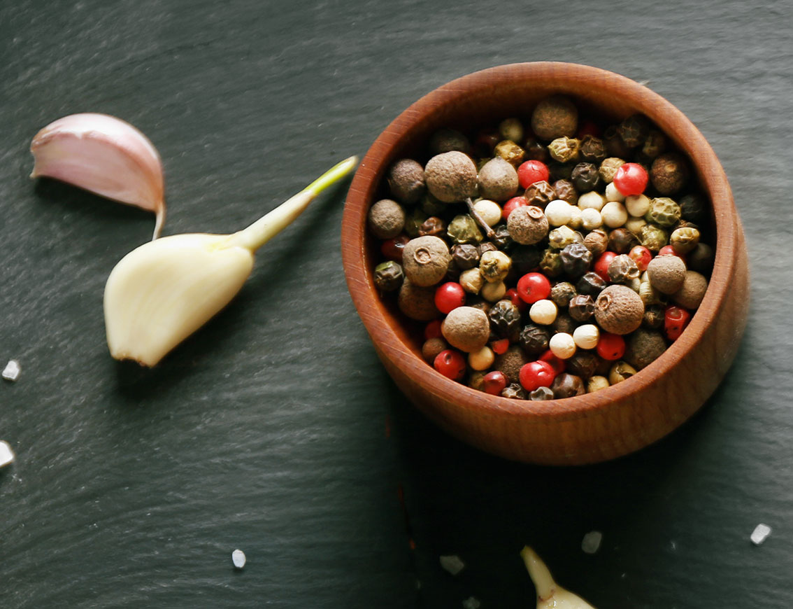 Pfefferkörner und Knoblauch