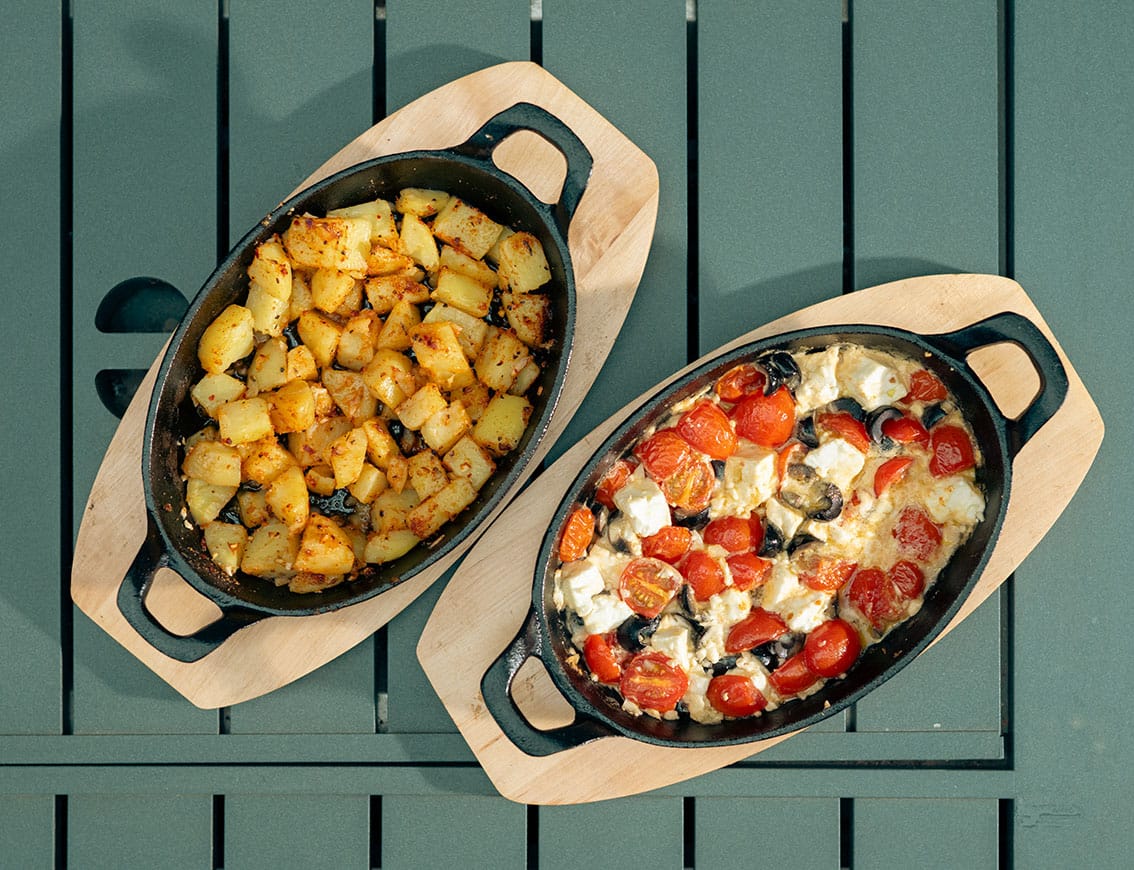 Schüsseln mit Kartoffeln und Auflauf