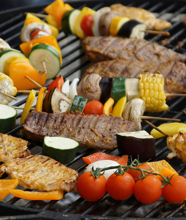 Fleisch und Gemüse auf einem Grill