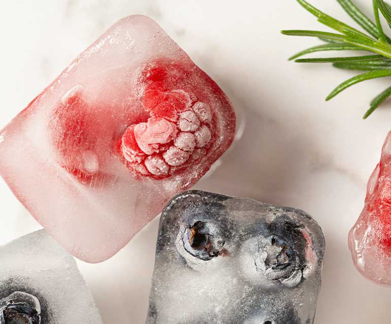 Beeren in Eiswürfeln