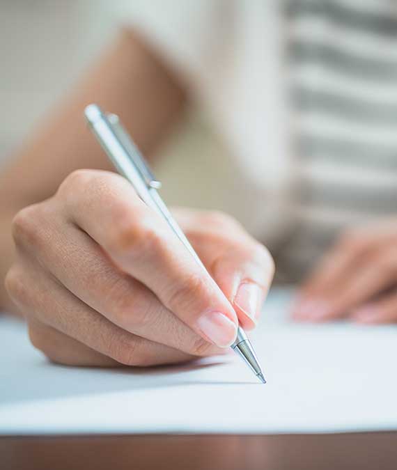 Nahaufnahme Hand, die Dokument unterschreibt
