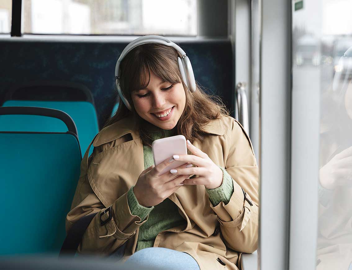 Frau mit Smartphone im Bus