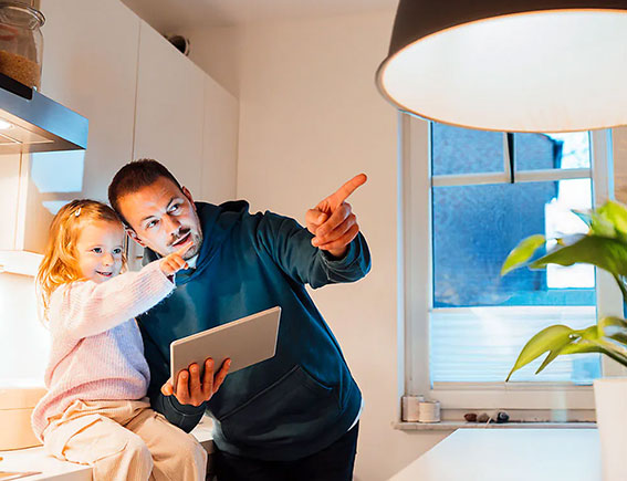 Ein Vater und ein Kind schalten ein Smartlicht ein.