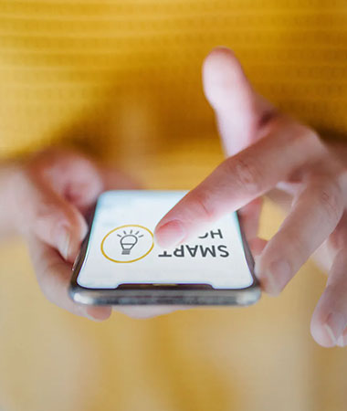 Eine Frau hält ein Handy in der Hand