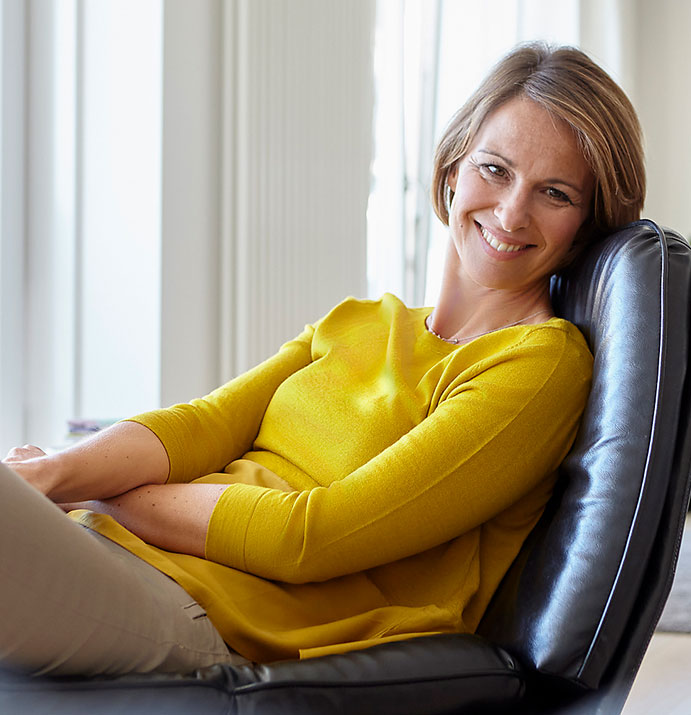 Frau relaxed im Sessel