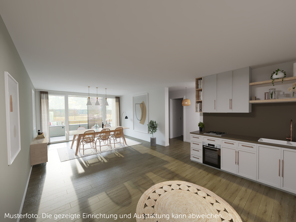 Offene Wohnküche mit Essbereich, Holzfußboden und großen Fenstern zum Balkon.